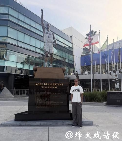 谢里夫跑到湖人主场跟科比雕像合影，发了句暖心悼念话